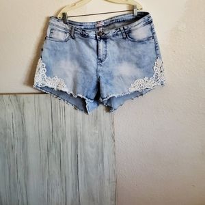 Bongo Plus Women's 5 Pocket Jeans Shorts With Lace Details Sz 20